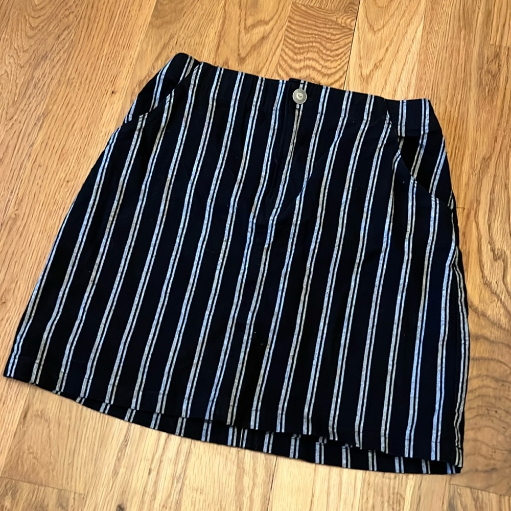 Hollister xs black and grey striped skirt with pockets